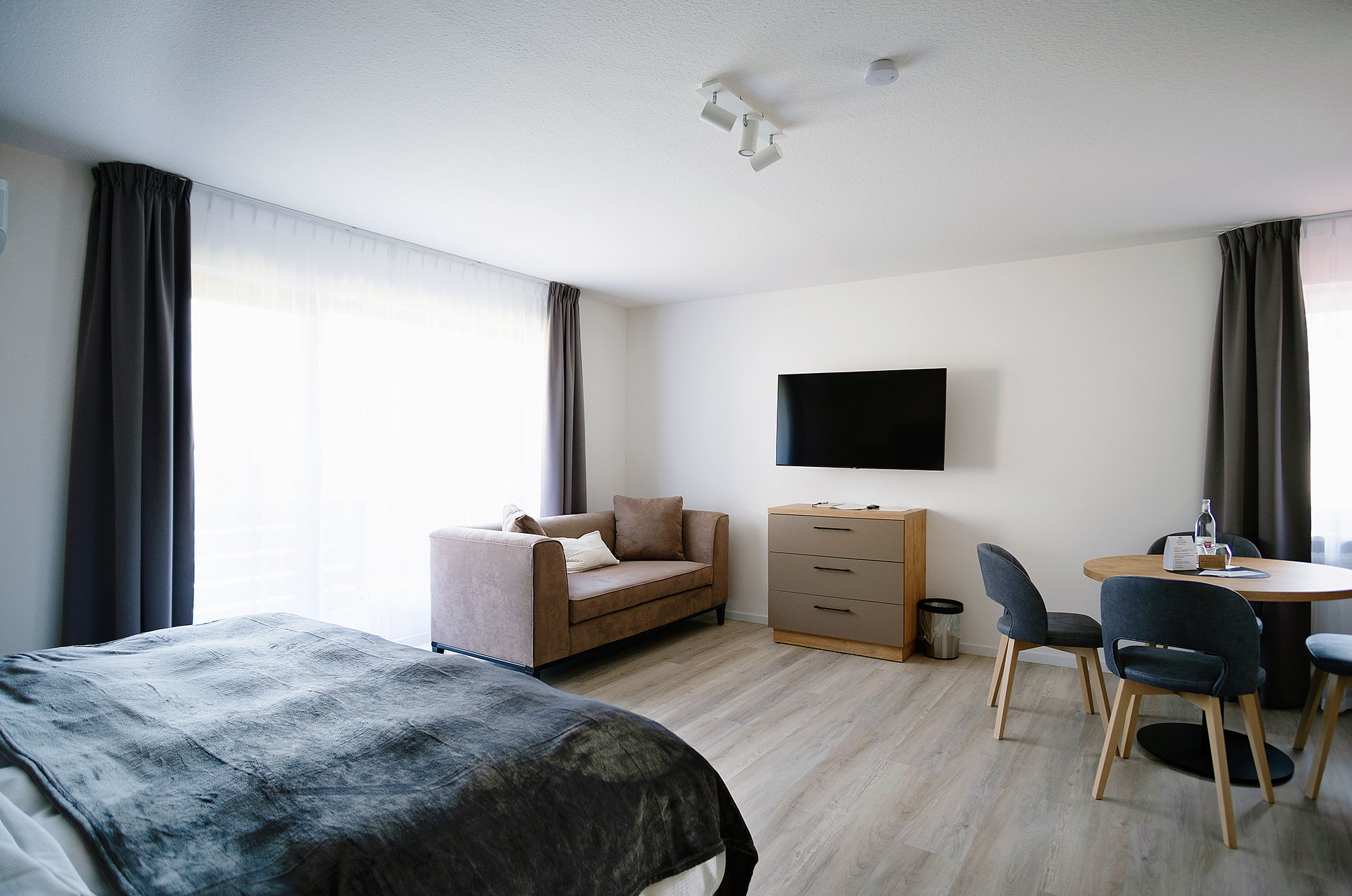 Apartment mit Doppelbett und Sofa