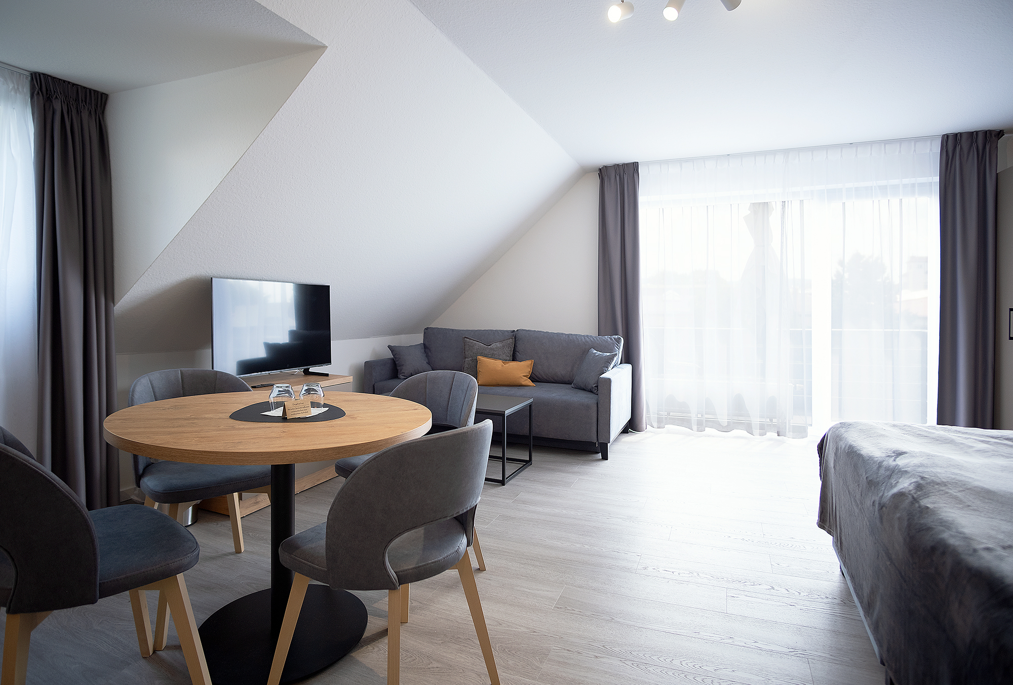 Apartment mit Wohnbereich und Dachschräge