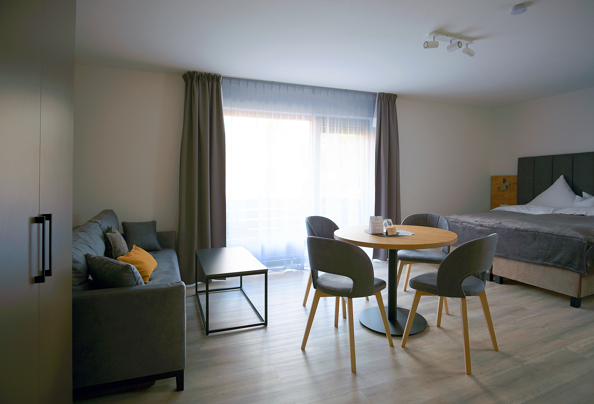 Apartment mit Sofa und rundem Esstisch