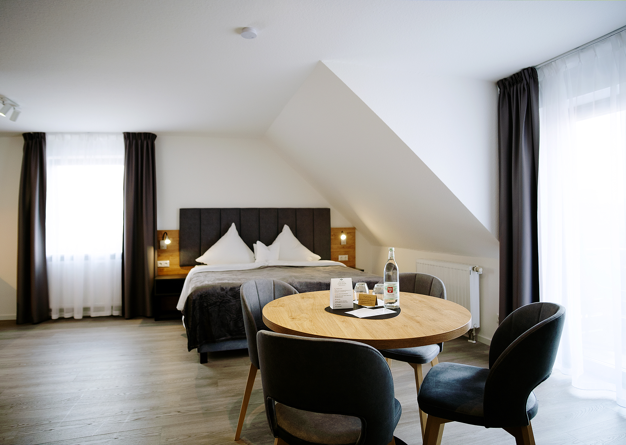 Apartment mit Dachschräge und Sitzgruppe